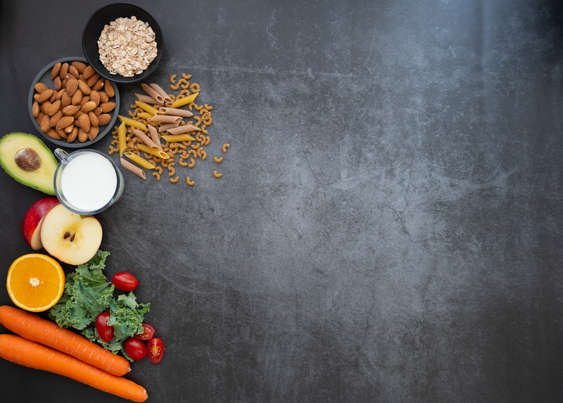 Camilan sehat dengan yogurt Yunani, granola, dan madu